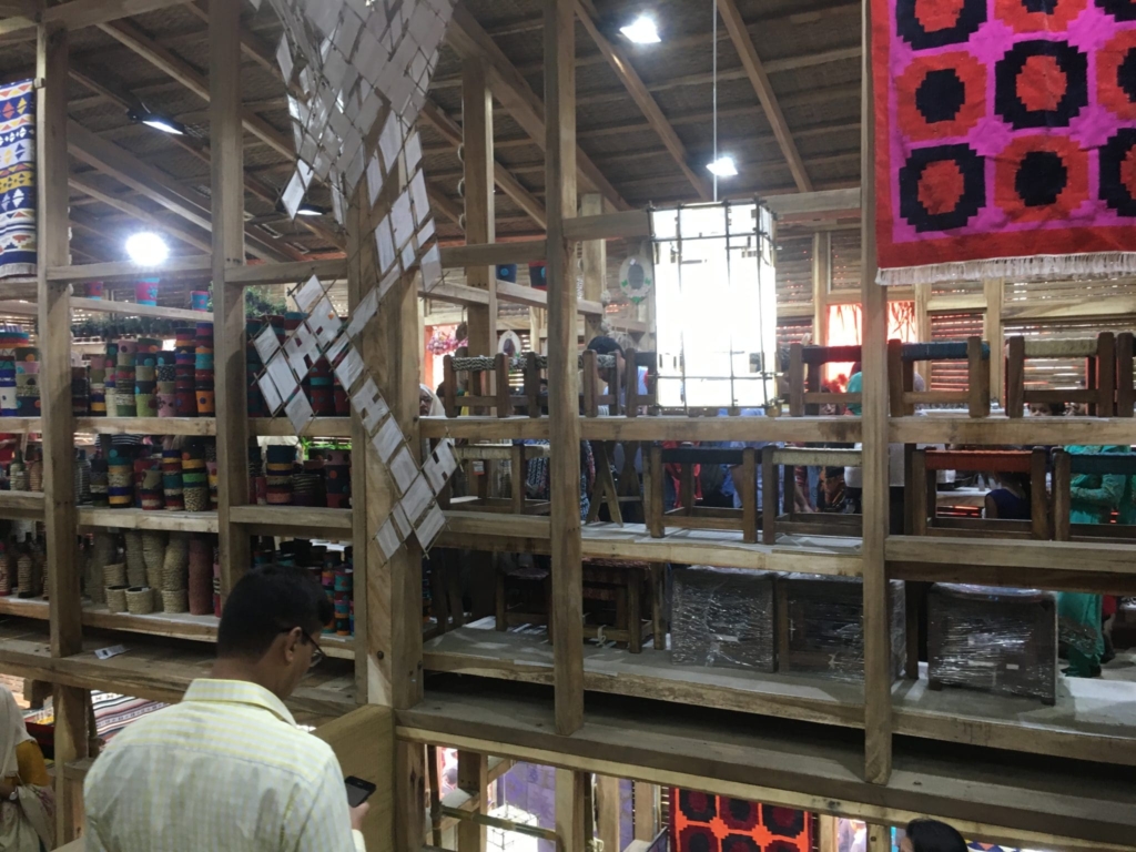 バニジョメラのイベント会場の工芸品コーナー