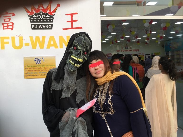 バングラデシュでハロウィン風のモンスターと私